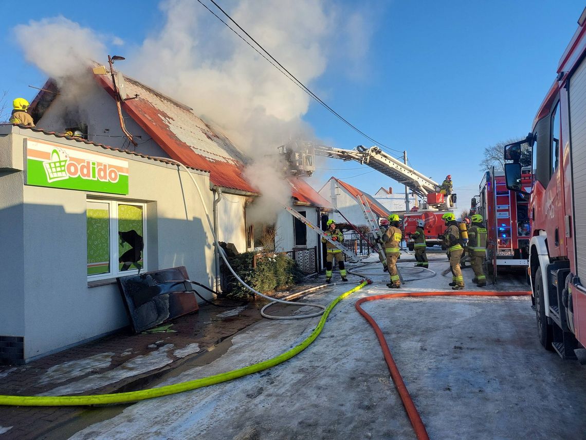 Ogień strawił cały budynek. Na miejscu działało 10 zastępów