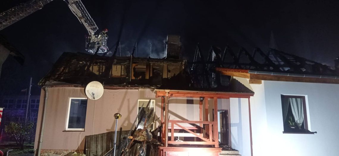 Ogień strawił dach i poddasze. Trwa pomoc dla poszkodowanej rodziny