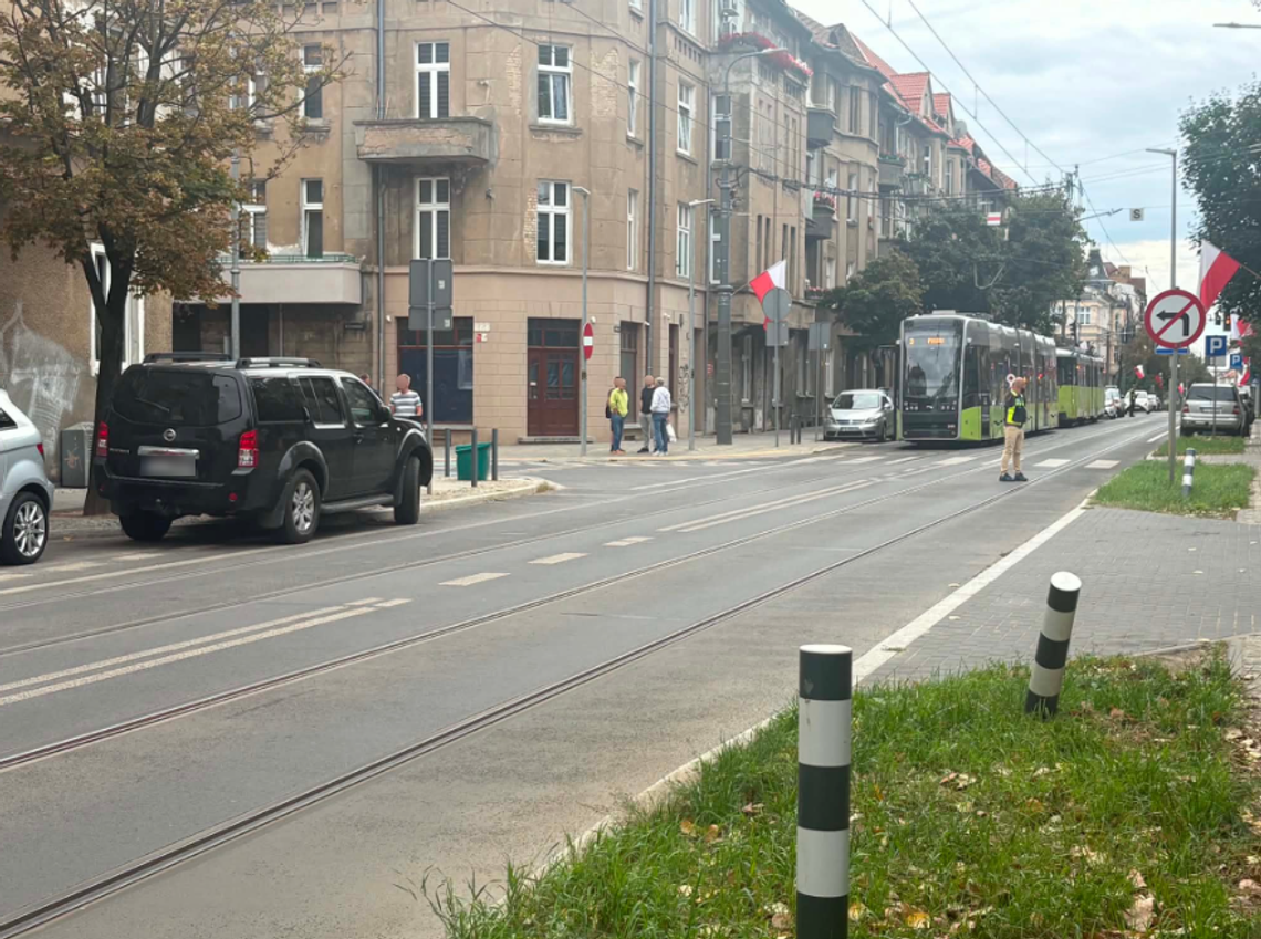 Parkowanie bez wyobraźni po raz kolejny. Tramwaje 2 i 3 nie mogły przejechać