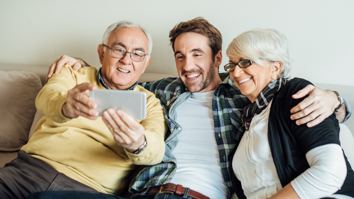 Pod jednym dachem z rodzicami. Młodzi dorośli mają powody