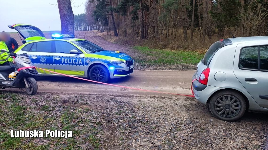 Pod wpływem alkoholu i z zakazem prowadzenia pojazdu holowali motorower