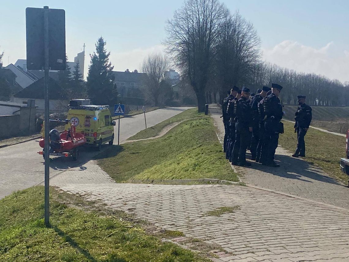 Policja i strażacy szukają osoby, która skoczyła z mostu do Odry