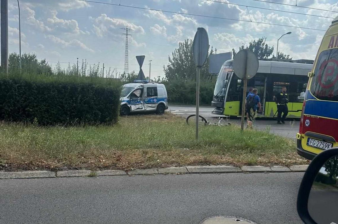 Policjanci pod kołami tramwaju