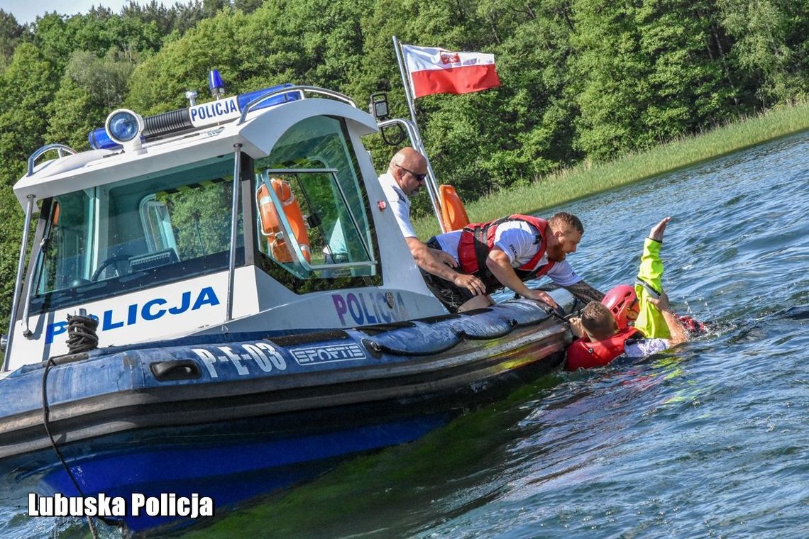 Policjanci wspólnie z ratownikami pomogli mężczyźnie, który stracił siły na środku jeziora