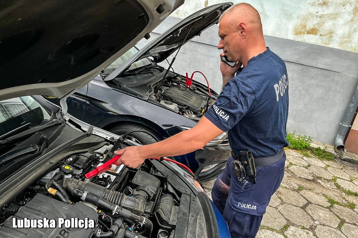 Policjant pomógł kierowcy w potrzebie. Wystarczyła szybka reakcja