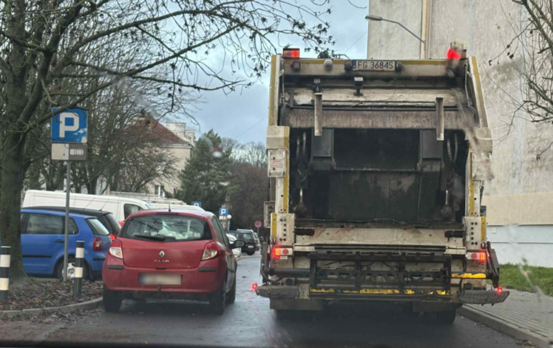 Poranny chaos na gorzowskim osiedlu. Mieszkańcy utknęli w korku Poranny chaos na gorzowskim osiedlu. Mieszkańcy utknęli w korku