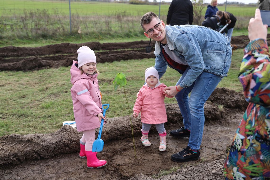 Posadzili symboliczne drzewka z okazji narodzin swoich dzieci [zdjęcia]