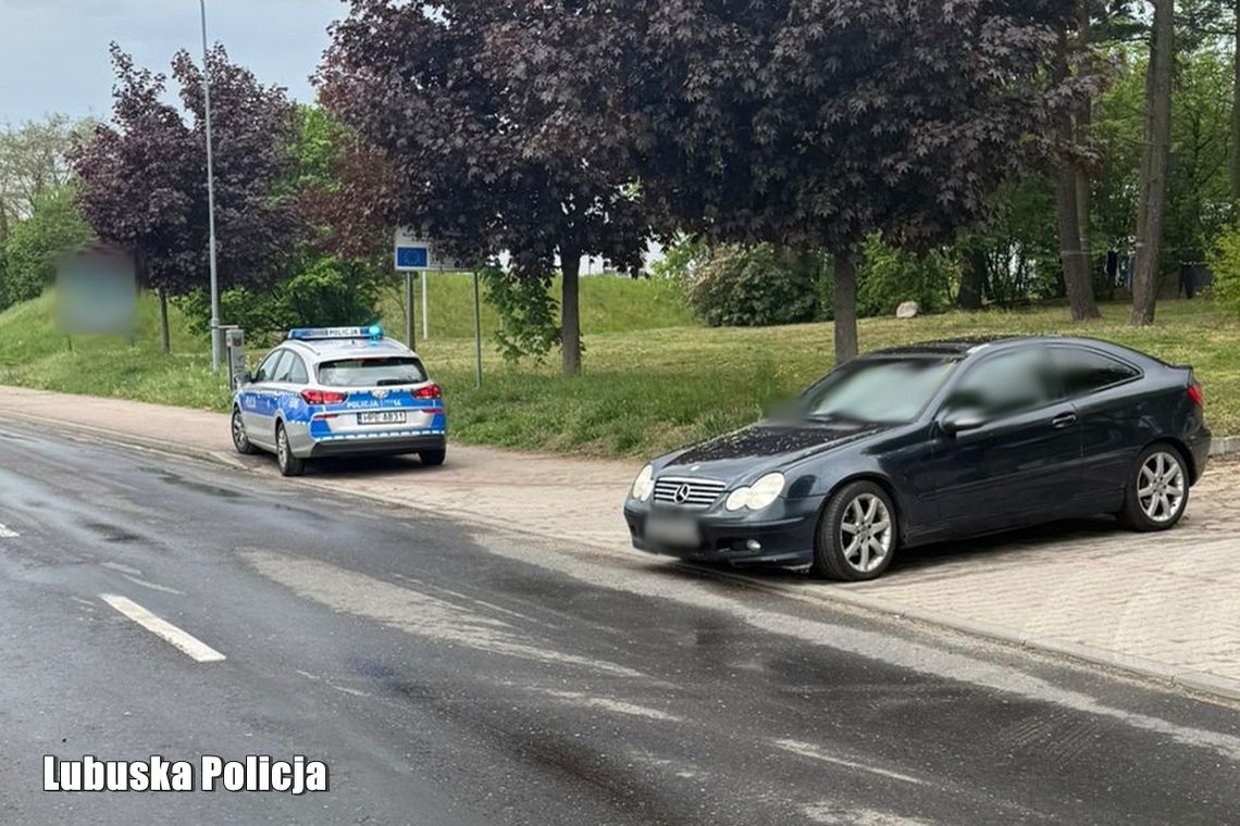 Potrącenie seniorki na chodniku. 74-latka trafiła do szpitala