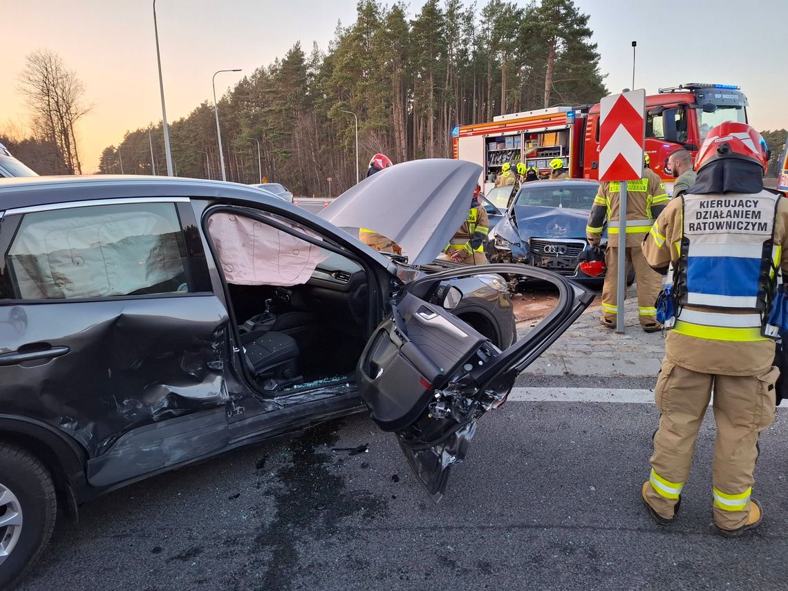 Poważny wypadek z udziałem dwóch osobówek. Cztery osoby trafiły do szpitala