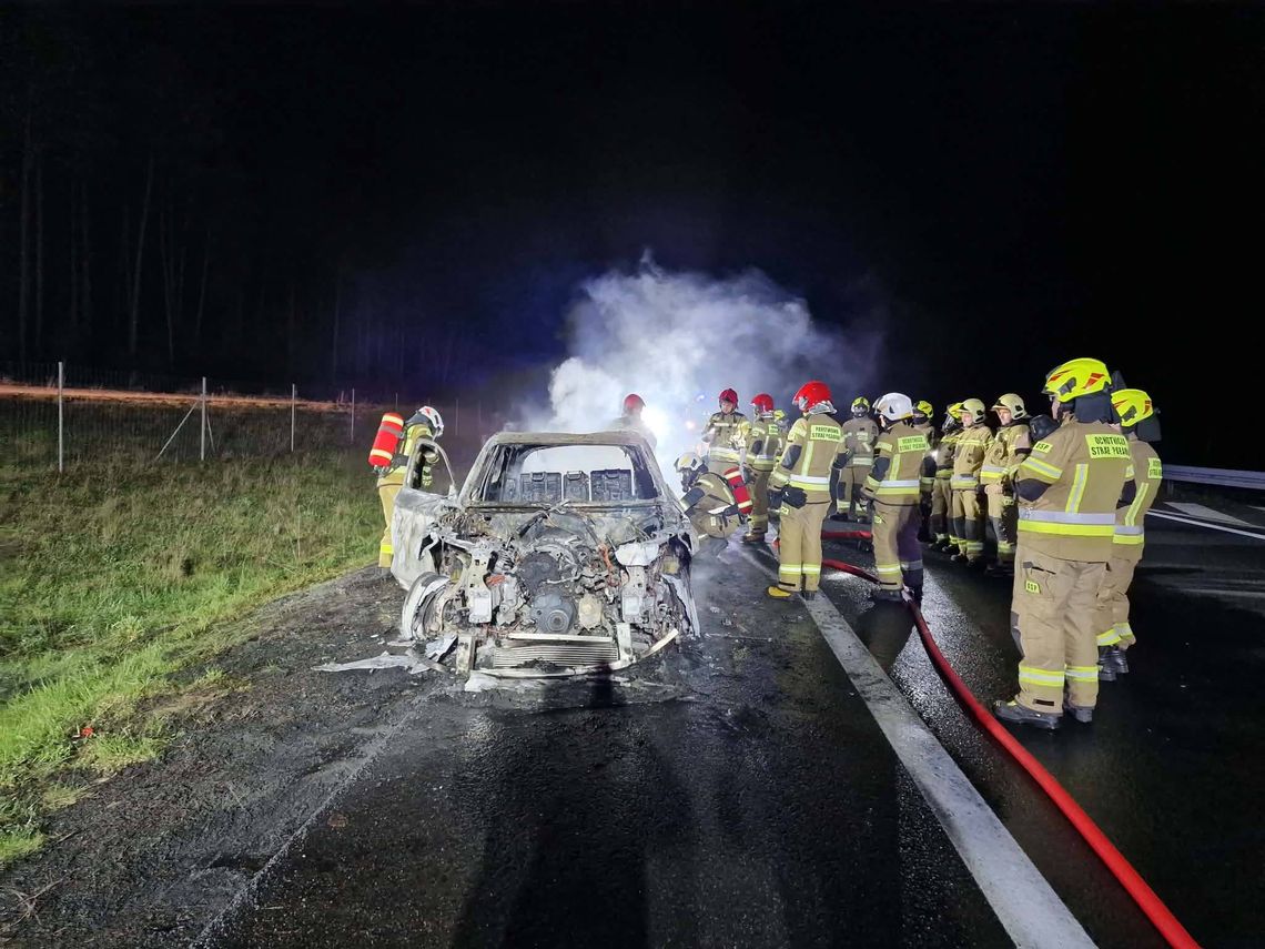 Pożar hybrydy na trasie do Gorzowa. Strażacy mieli trudne zadanie