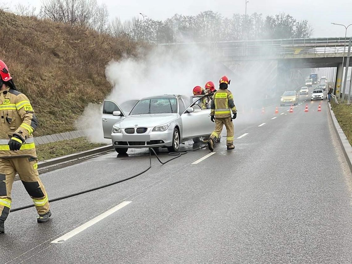 Pożar samochodu BMW. Kierowca doznał poparzeń