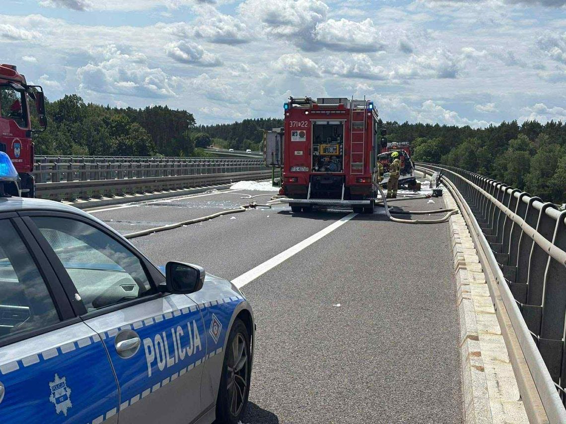 Pożar samochodu na trasie S3. Ruch całkowicie zablokowany