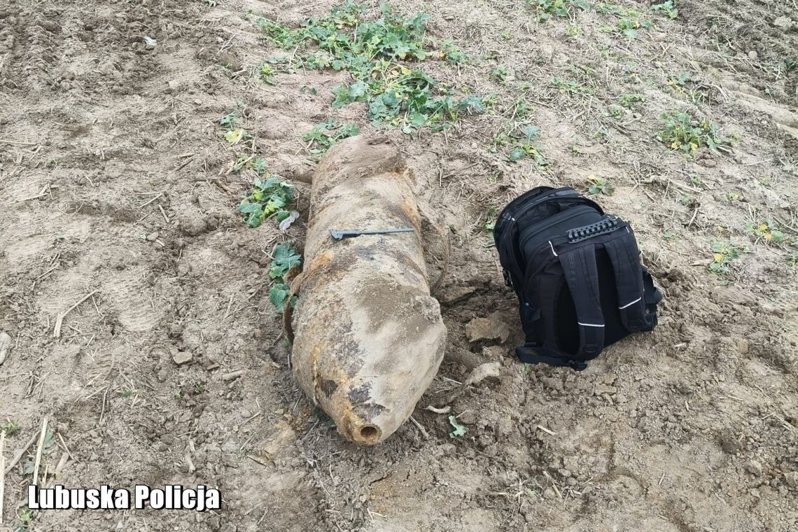 Pracował ciągnikiem na polu i nagle zauważył coś w ziemi. Natychmiast wezwano służby Pracował ciągnikiem na polu i nagle zauważył coś w ziemi. Natychmiast wezwano służby