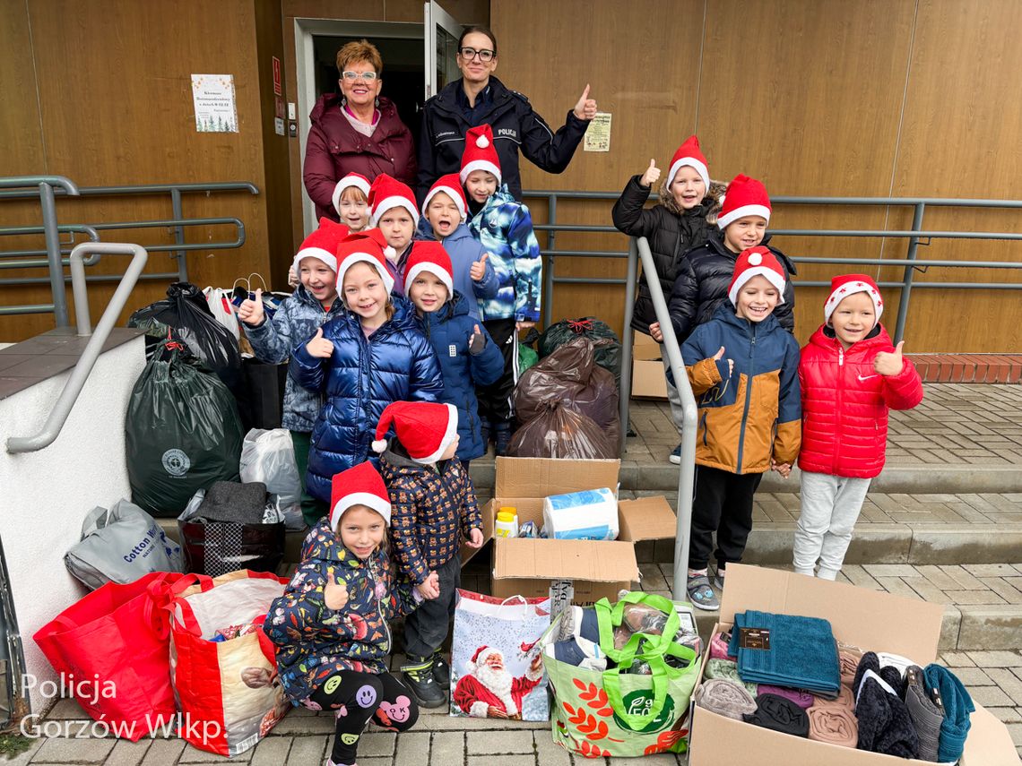Przedszkolaki, uczniowie i policjanci razem dla potrzebujących Przedszkolaki, uczniowie i policjanci razem dla potrzebujących