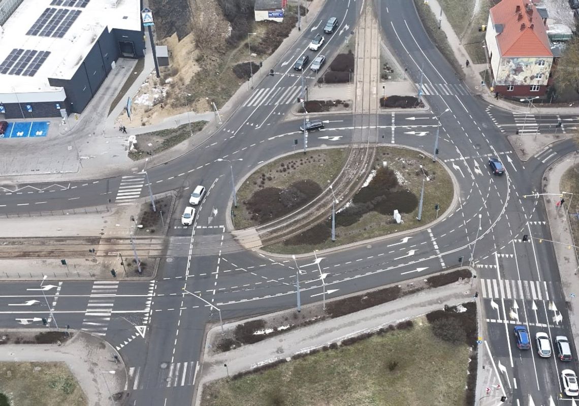 Nowe oznakowanie! Rondo Santockie: po światłach przyszły korki, po korkach. Miasto wymalowało nowe, docelowe oznakowanie