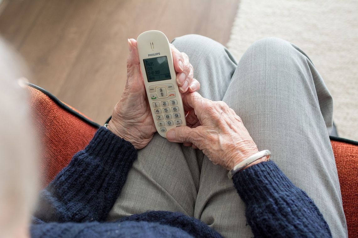 Seniorka wyrzuciła oszczędności przez okno