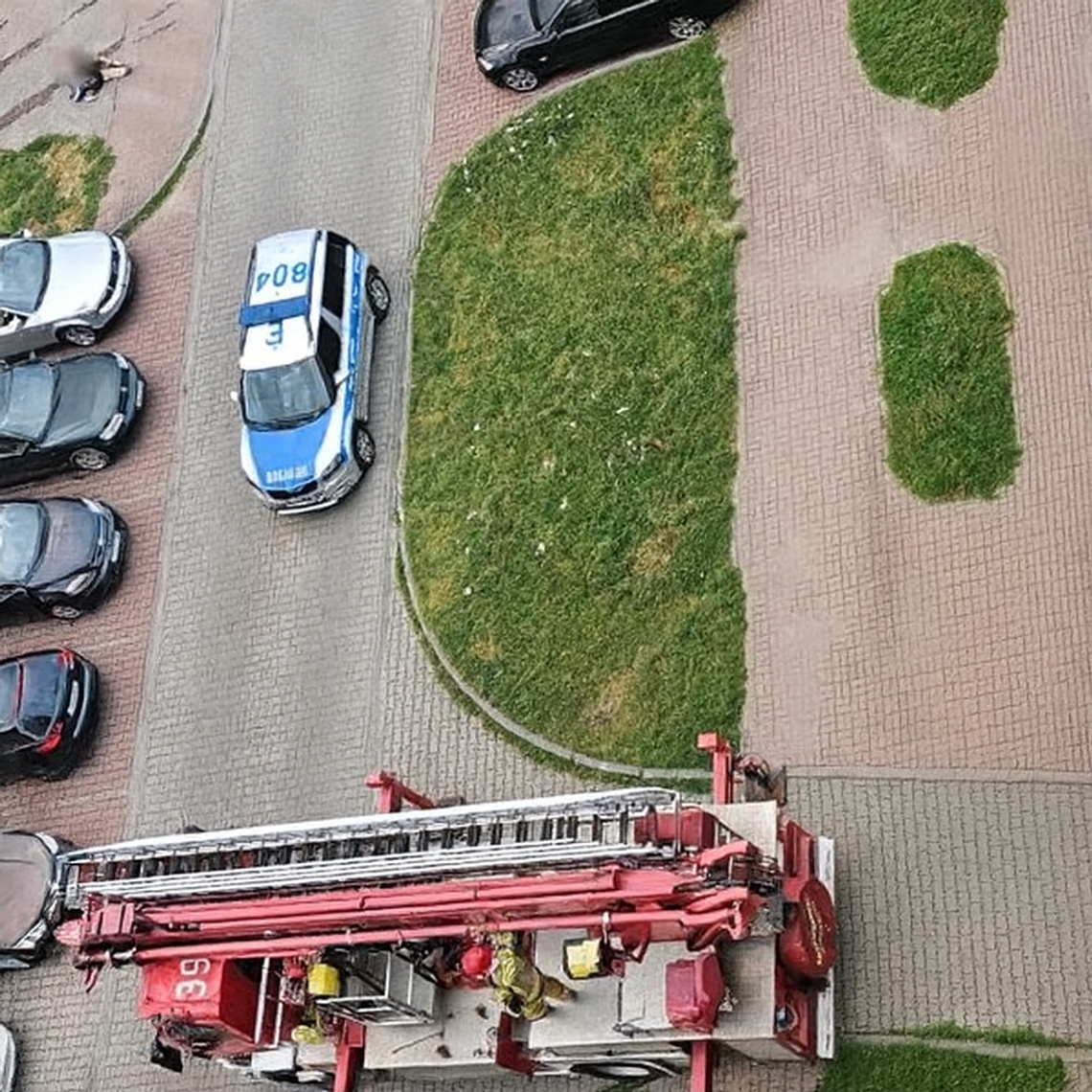 Seniorka zasłabła na balkonie. Funkcjonariusze ruszyli z pomocą