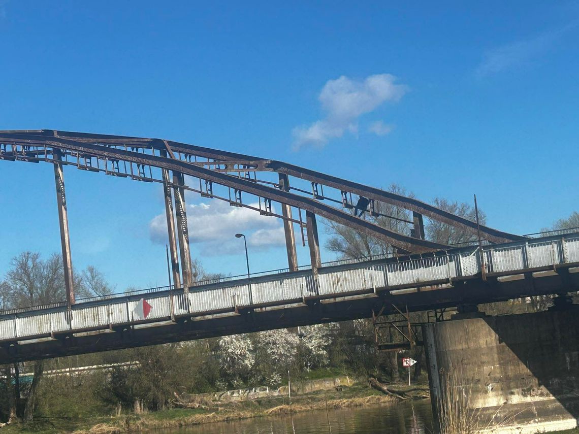 Służby postawione na nogi w Gorzowie. Akcja na moście kolejowym Służby postawione na nogi w Gorzowie. Akcja na moście kolejowym