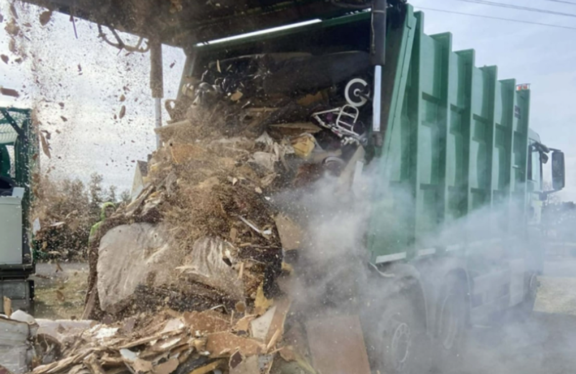 Śmieciarka nagle zaczęła dymić podczas odbioru. Winne mogło być coś, co wielu wyrzuca bez zastanowienia