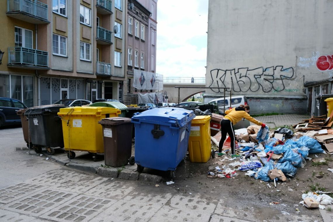 Śmietnisko na ulicy Lutyckiej