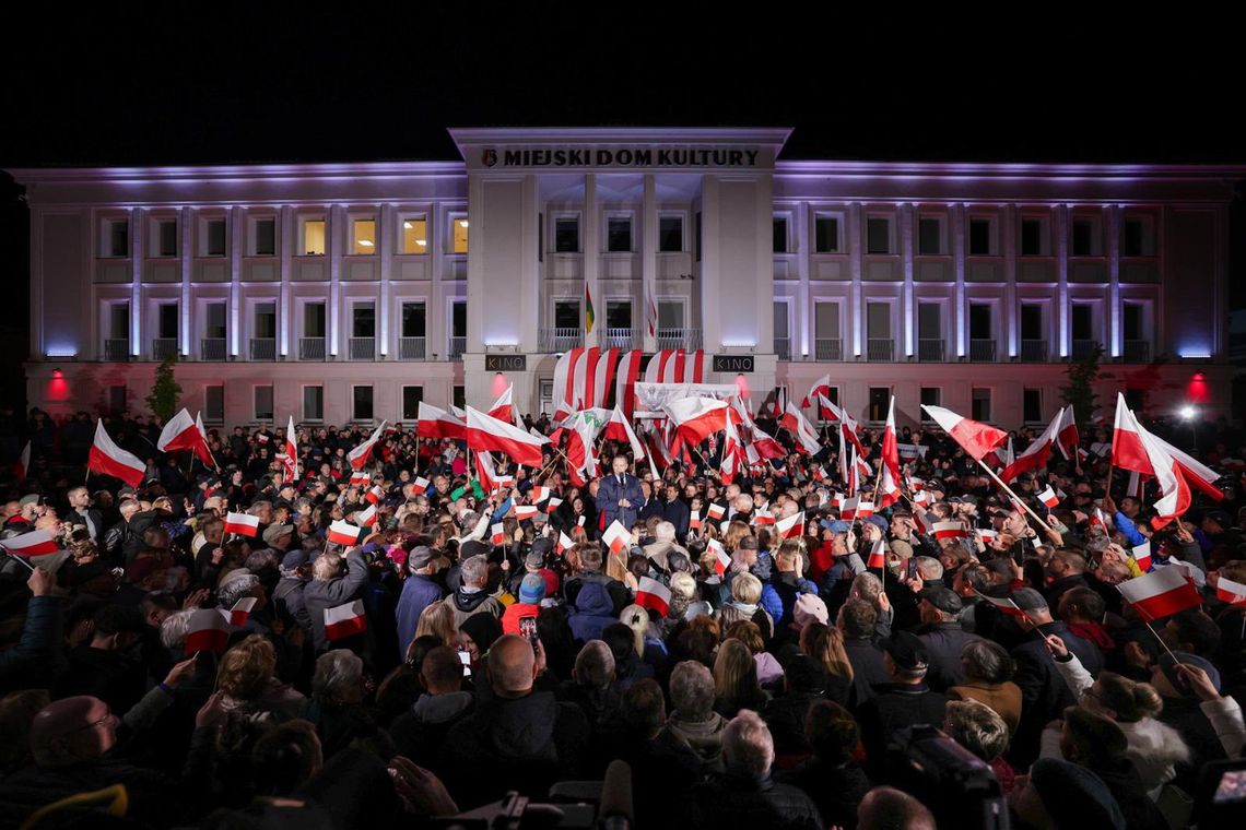 Społeczeństwo podzielone na dwa bieguny