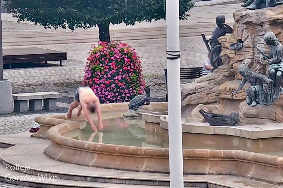 Surfing na żółwiu i skok na główkę do fontanny w centrum Gorzowa [wideo]