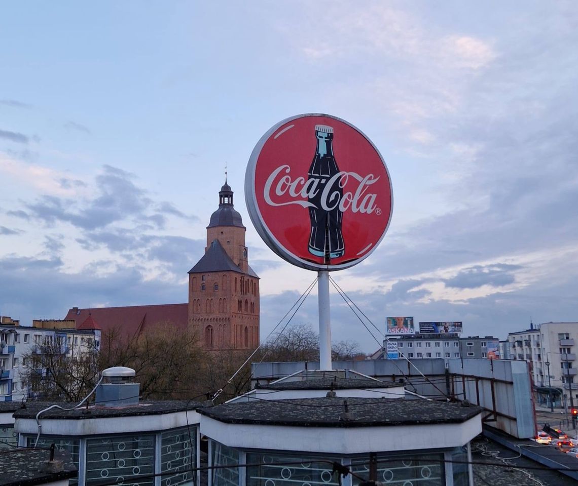 Symbol Gorzowa znika! Reklama Coca-Coli zdemontowana z dachu Arsenału