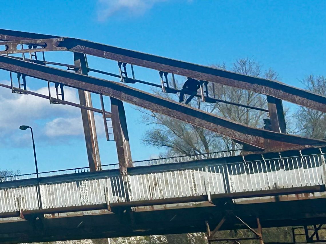 Szczęśliwy finał akcji na moście kolejowym. Pomogła rozmowa z policjantami