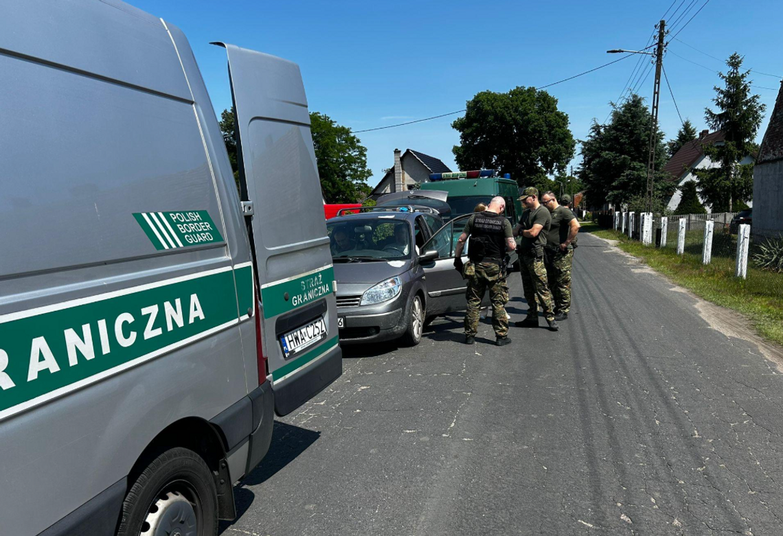 Sześciu cudzoziemców i dwóch Polaków zatrzymanych przy granicy