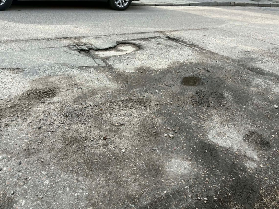 Ta ulica w Gorzowie od dawna prosi się o remont. Po zimie jest jeszcze gorzej