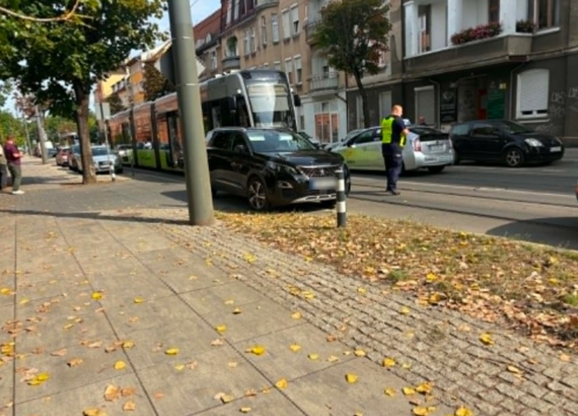 Tak wygląda parkowanie bez wyobraźni. W Gorzowie wszystko stanęło Tak wygląda parkowanie bez wyobraźni. W Gorzowie wszystko stanęło