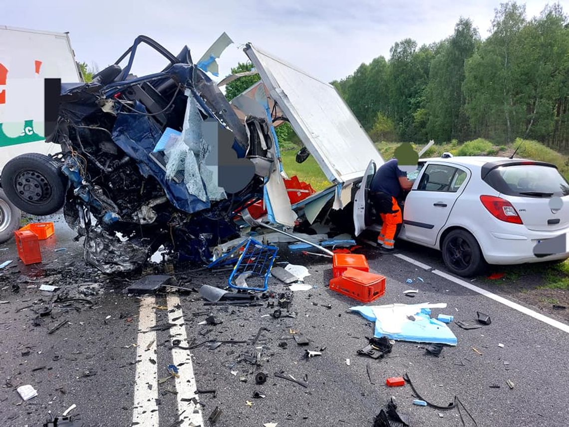 Tragiczny wypadek: Trzy osoby zakleszczone, jedna ofiara śmiertelna