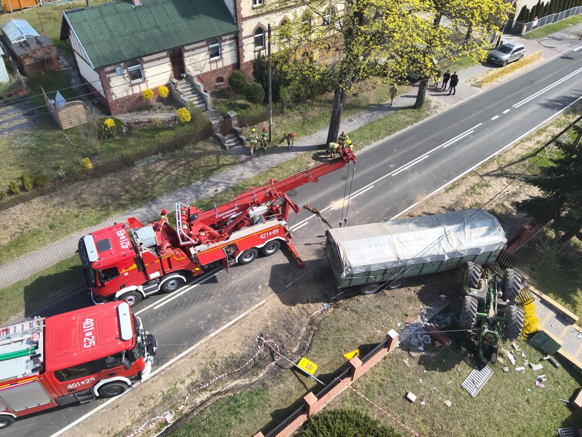 Traktor rozbity przed świtem. Policja szuka świadków zdarzenia Traktor rozbity przed świtem. Policja szuka świadków zdarzenia