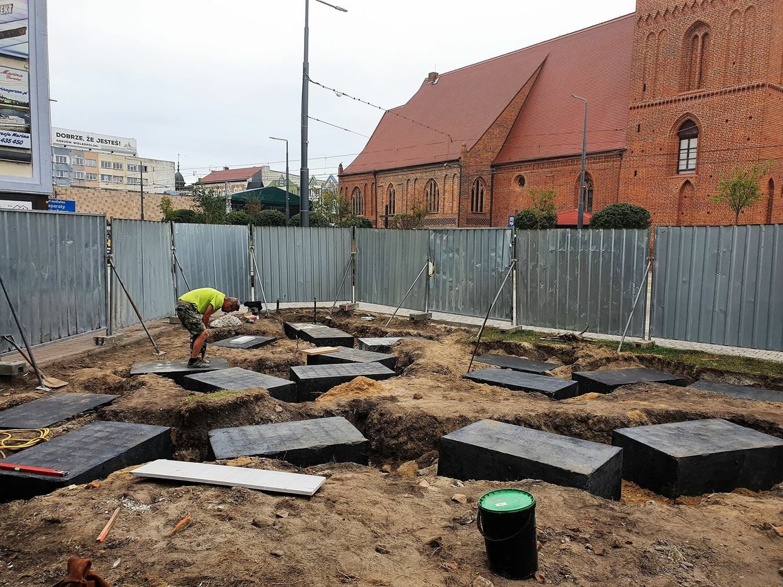 Trwa montaż instalacji artystycznej w centrum miasta