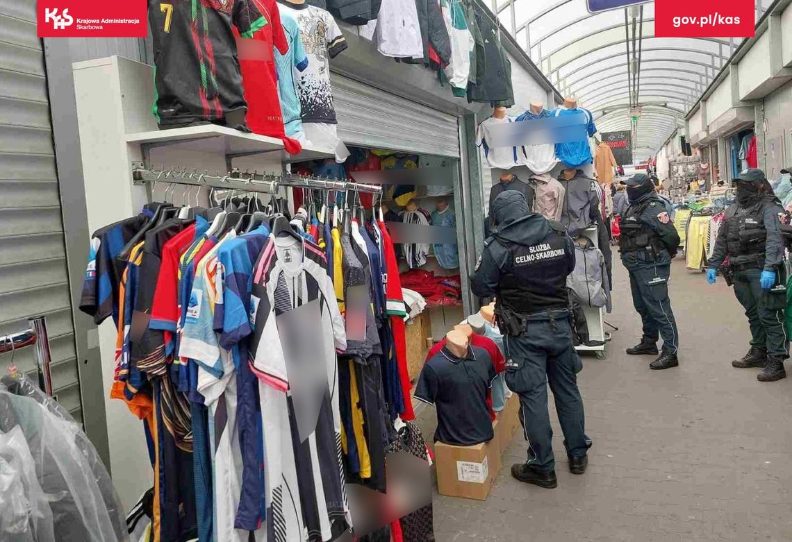 Tysiące sztuk odzieży na bazarze pod lupą. Skala zaskakuje Tysiące sztuk odzieży na bazarze pod lupą. Skala zaskakuje