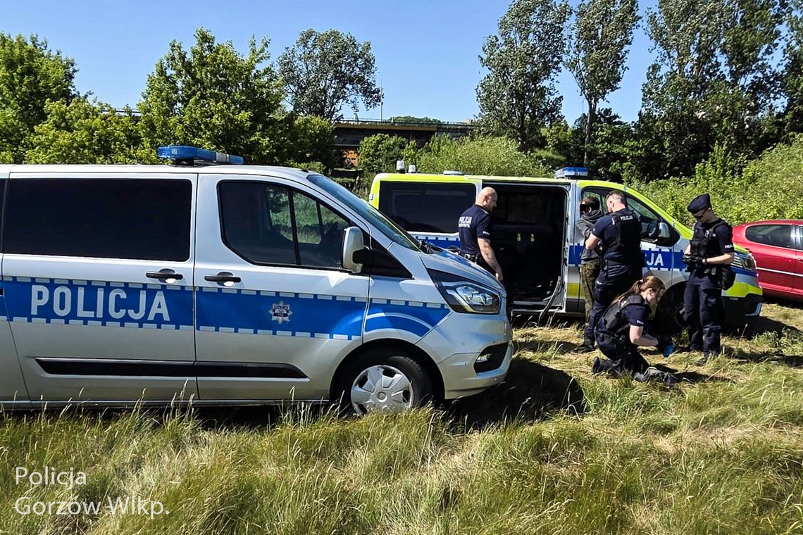 Uciekał przed policją przez pola i chował się w wodzie. Wpadł z narkotykami