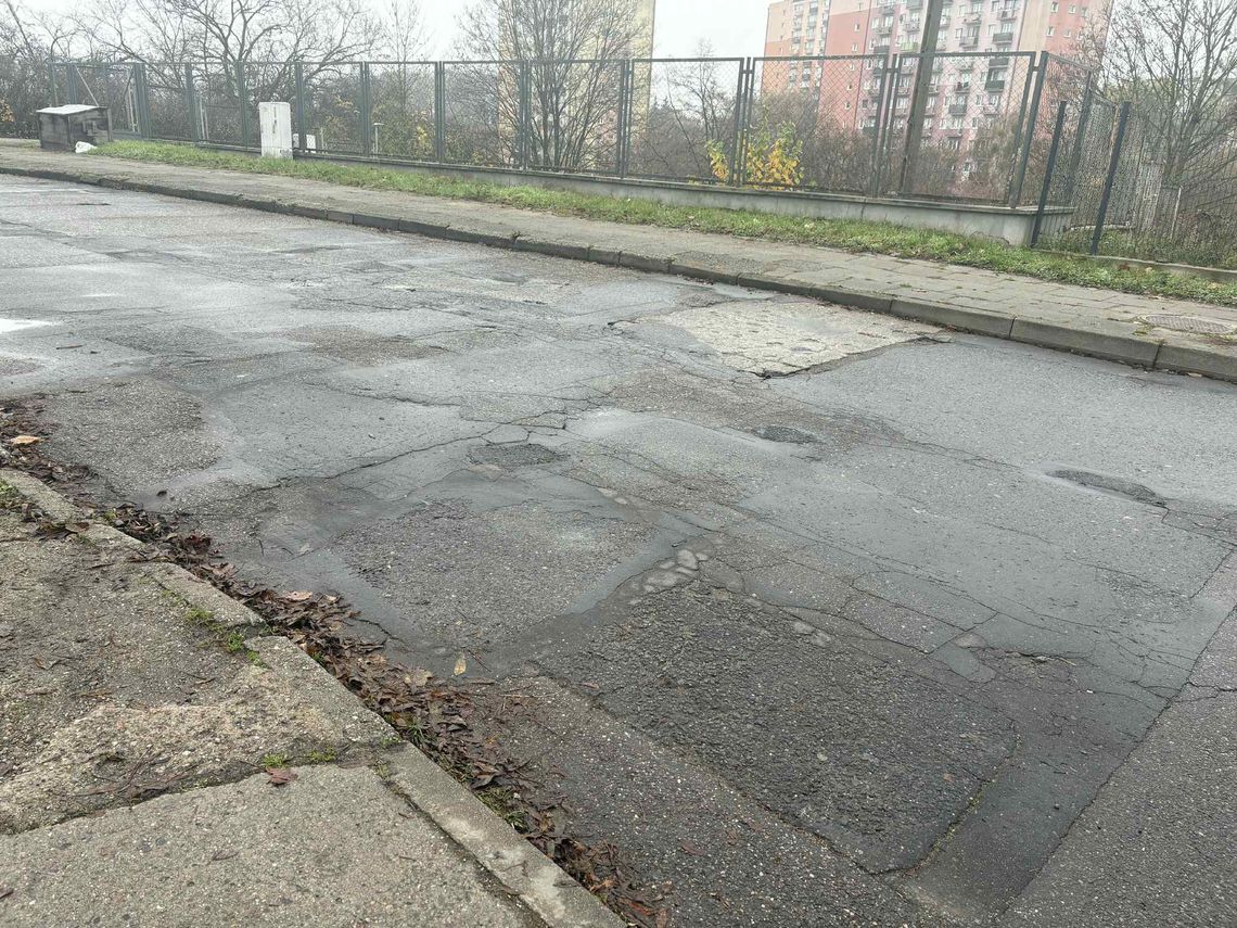Ulica pełna dziur, wody i zapadnięć – miasto odpowiada, kiedy to naprawi Ulica pełna dziur, wody i zapadnięć – miasto odpowiada, kiedy to naprawi