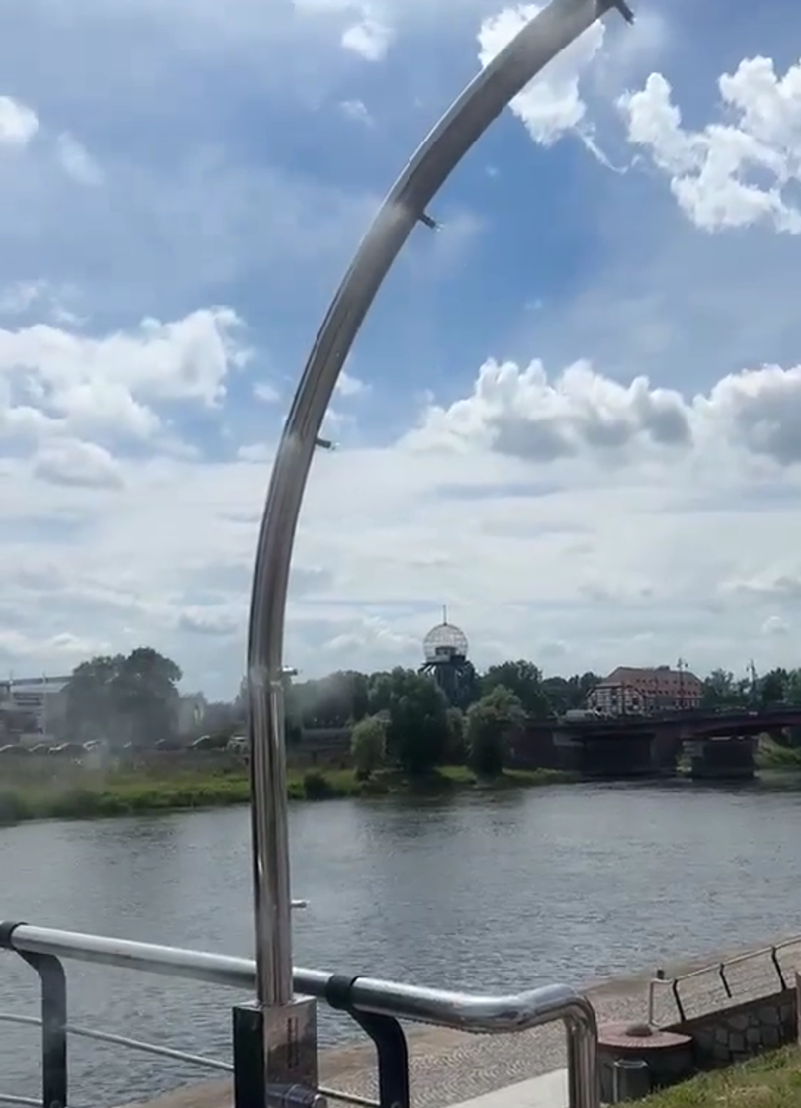 Upał daje się we znaki. Na gorzowskim bulwarze stanęły kurtyny wodne Upał daje się we znaki. Na gorzowskim bulwarze stanęły kurtyny wodne