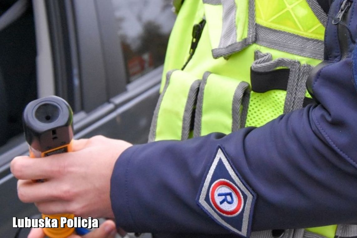 Uszkodzone Audi zwróciło uwagę policjantów. To, co odkryli, zaskakuje