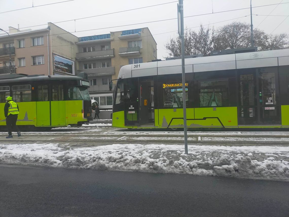 Nietypowe zdarzenie w centrum Gorzowa. Tramwaj wypadł z szyn!