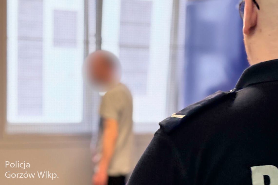 W środku nocy w mieście pojawił się ogień. Chwilę później policjanci trafili na niego