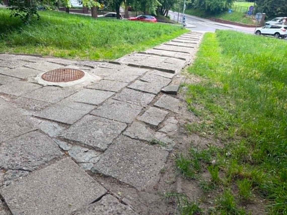 W tym miejscu łatwo o wypadek. Chodnik i schody wołają o remont