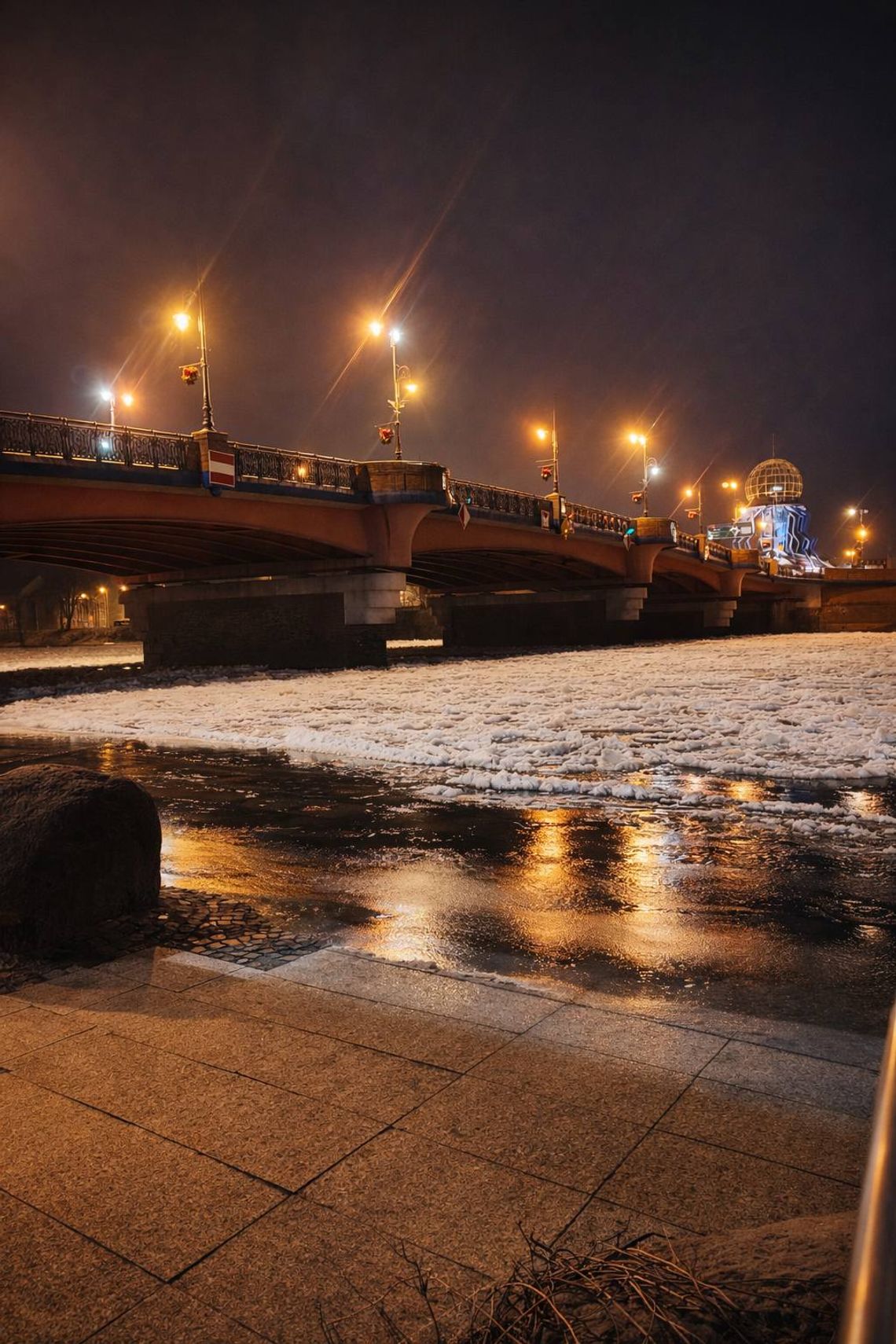 Warta zamarzła. W ciągu doby poziom wody podniósł się o ponad metr