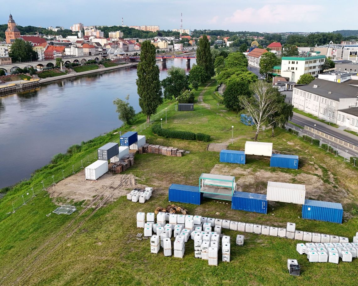 Wartownia rozkłada sprzęt na błoniach