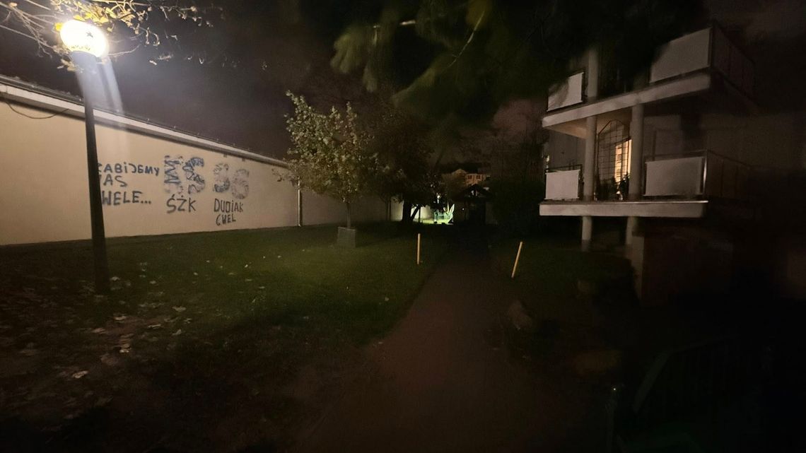 Wulgarne napisy na ścianie garaży w Gorzowie Wulgarne napisy na ścianie garaży w Gorzowie