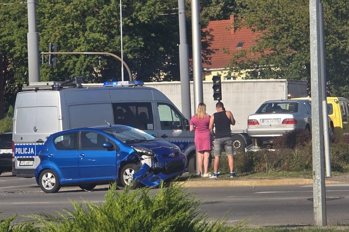 Wypadek na rondzie. Mercedes zderzył się z Toyotą