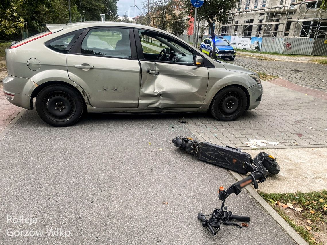 Wypadek na ulicy Dąbrowskiego. Nastolatek na hulajnodze trafił do szpitala