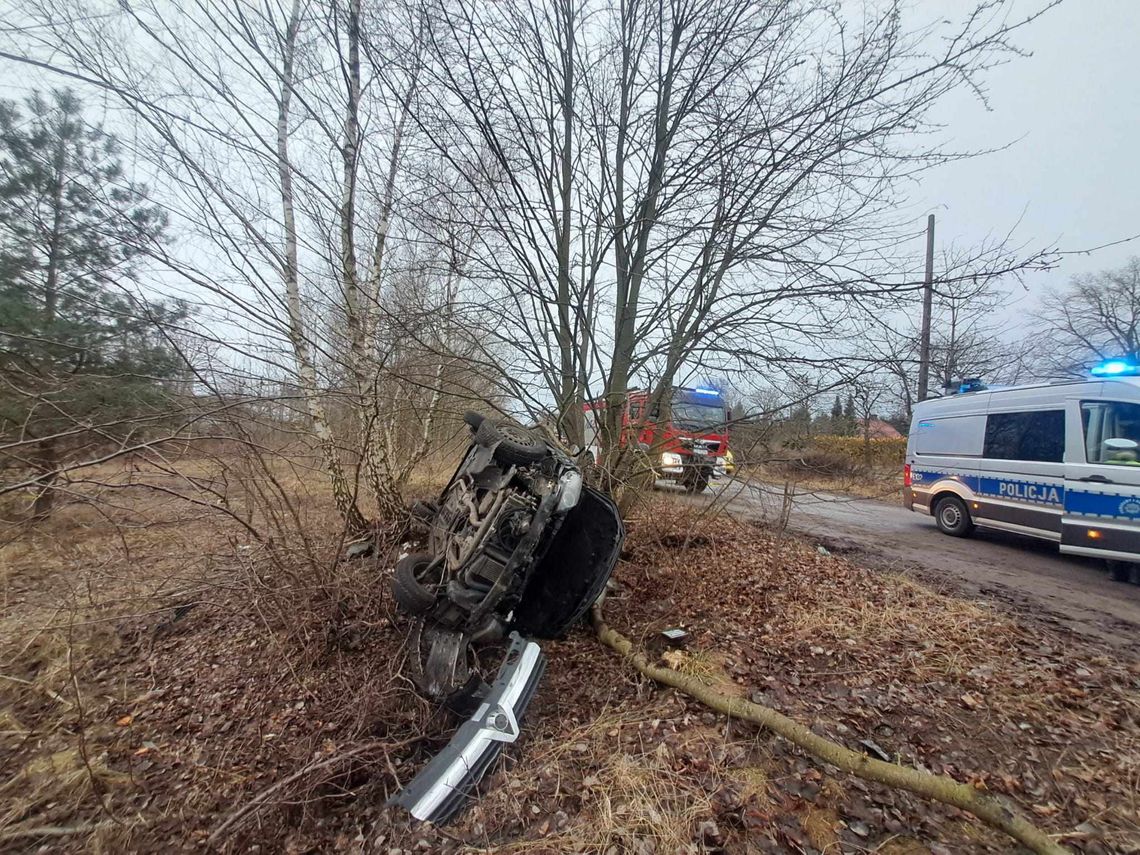 Wypadek w Baczynie: Auto rozbite o drzewa, kierowca i pasażerowie uciekli