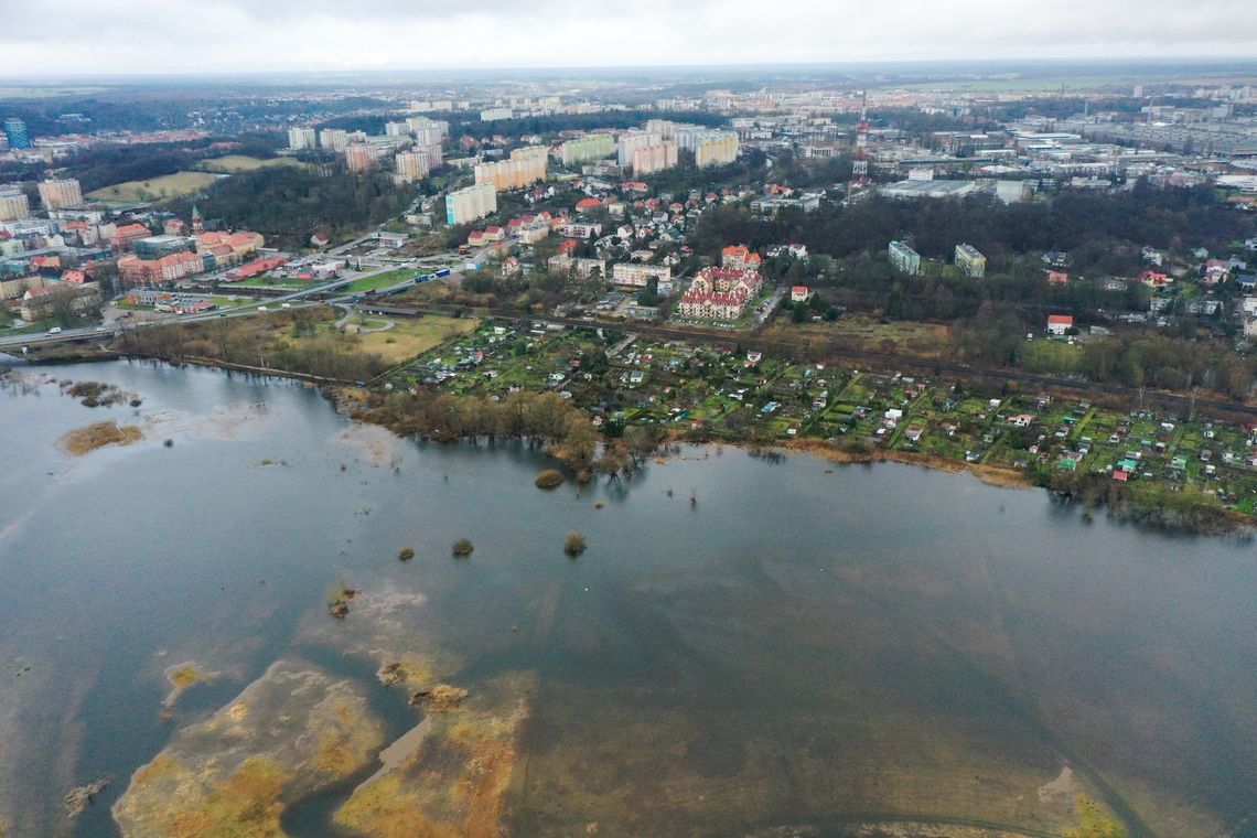 Wysoka woda uniemożliwia wjazd na działki przy Warcie od strony ulicy Warszawskiej