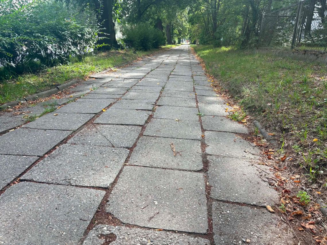 Wystające płyty i głębokie ubytki. Tu jeden krok może skończyć się wizytą w szpitalu Wystające płyty i głębokie ubytki. Tu jeden krok może skończyć się wizytą w szpitalu